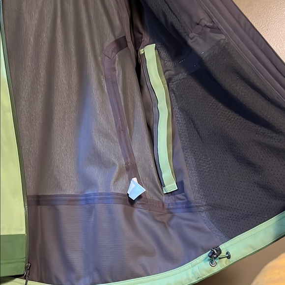 REI Green Rain 🌧️ Jacket for Ultimate Winter Protection - Picture 6 of 10